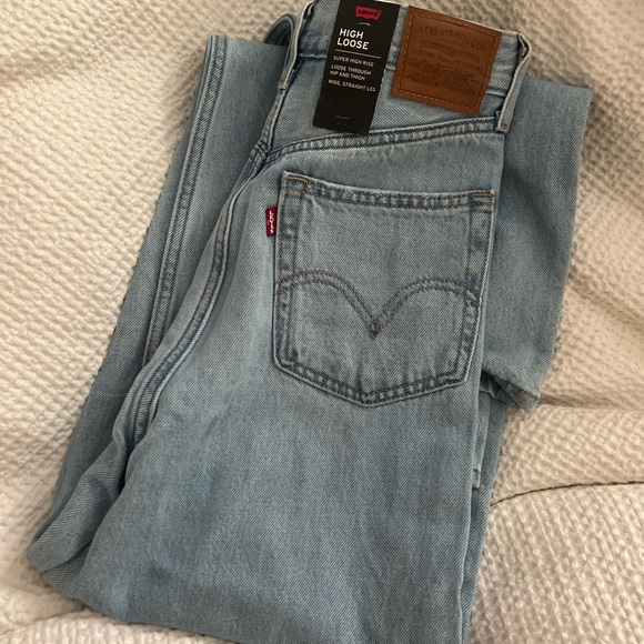 Levi’s High Loose Jeans - Picture 1 of 2